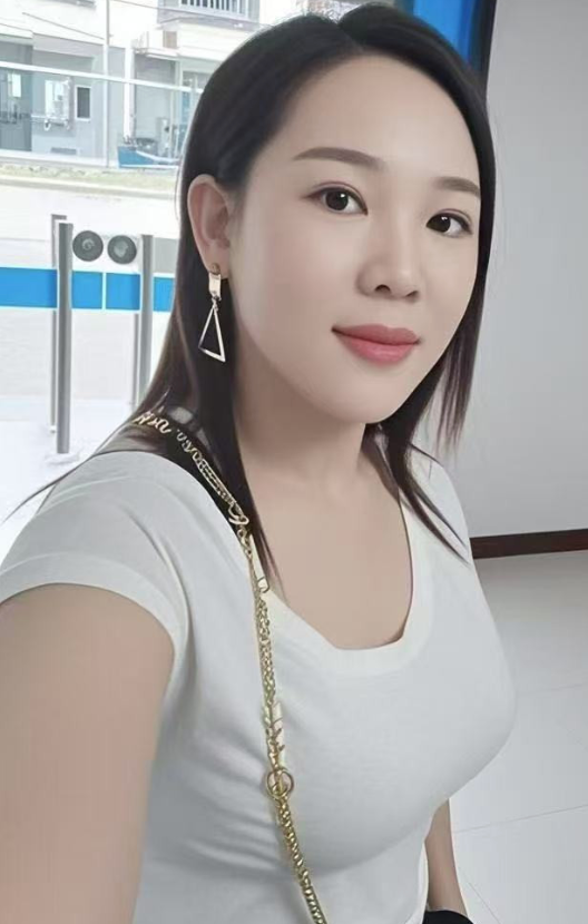 少妇姐挺白，挺软